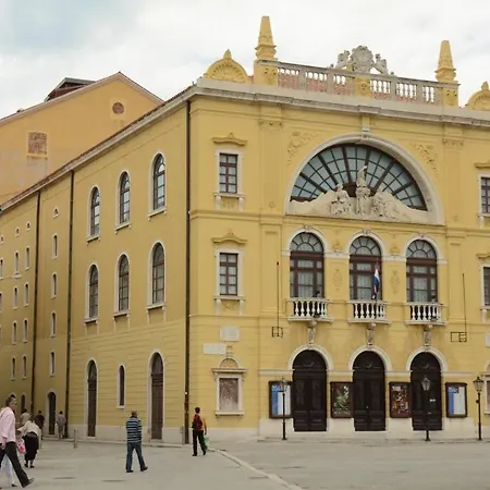 Gaby In Center Of Split