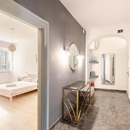 Gaby In Center Of * Split