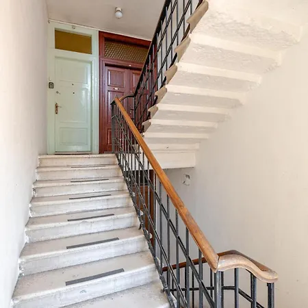 Gaby In Center Of Split