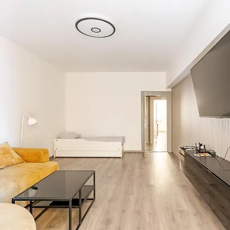 Gaby In Center Of * Split