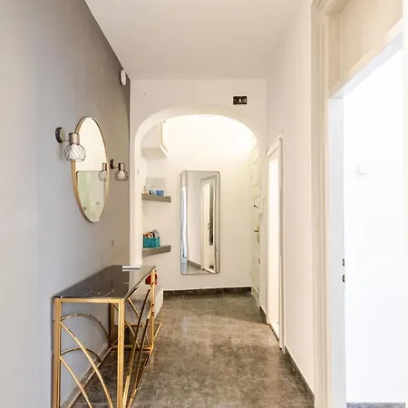 Gaby In Center Of * Split